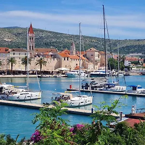 https://azur-luxury-rooms-trogir.hotels-in-trogir.com
